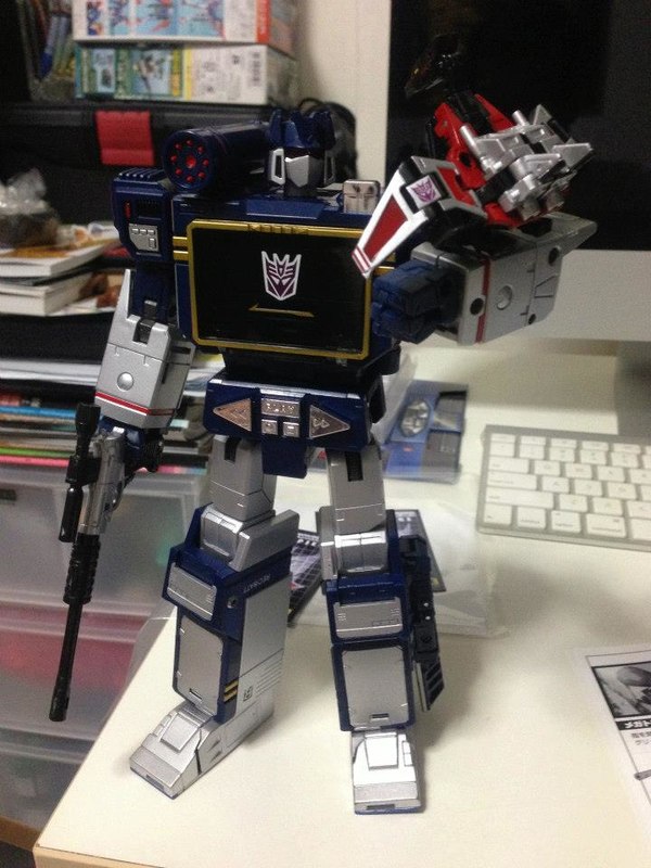 MP 13 Masterpiece Soundwave With Laserbeak Up Close And Personal Image Gallery  (44 of 54)